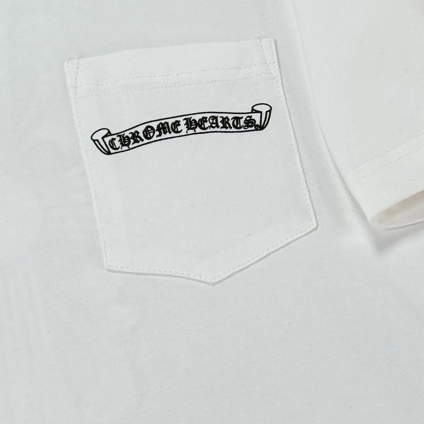 P180 Chrome Hearts 25 high-end versions. The fabric is made of 300 grams of high-density cotton. It does not deform or shrink. It has three labels. It is the same style for men and women. Technology: suede foaming + digital silver printing. Color: white, black. SIZE: S-XL.